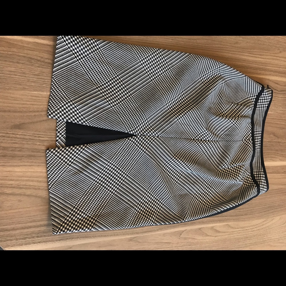 Like new White House black Market skirt in 00